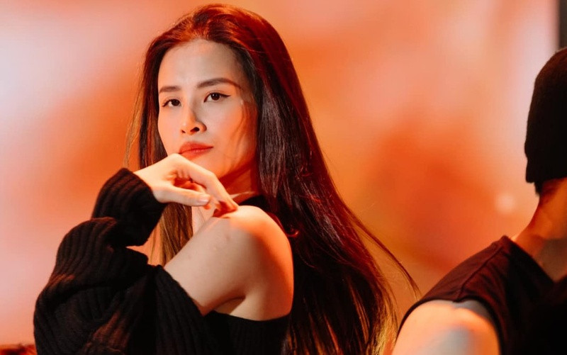 Cư dân mạng từng đồn đoán rằng nữ ca sĩ Đông Nhi nhận thù lao 3.500- 4.000 USD cho mỗi lần xuất hiện. Ảnh: Saostar