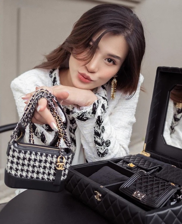 Nữ ca sĩ từng tậu bộ túi Chanel tí hon có giá hơn 700 triệu đồng cho cô công chúa nhỏ Winnie.