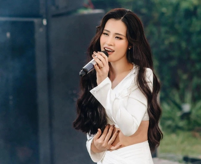 Mới đây, Đông Nhi thu hút sự chú ý của khán giả về lùm xùm đấu tố giữa fan ruột 10 năm và ê-kíp công ty quản lý không nhận được sự ủng hộ từ nhiều người hâm mộ. Ảnh; Zing