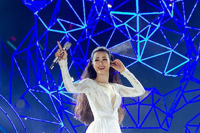 Trước khi kết hôn với Ông Cao Thắng, Đông Nhi đã vươn lên thành ca sĩ hạng A với mức thu nhập "khủng". Ảnh: VTV