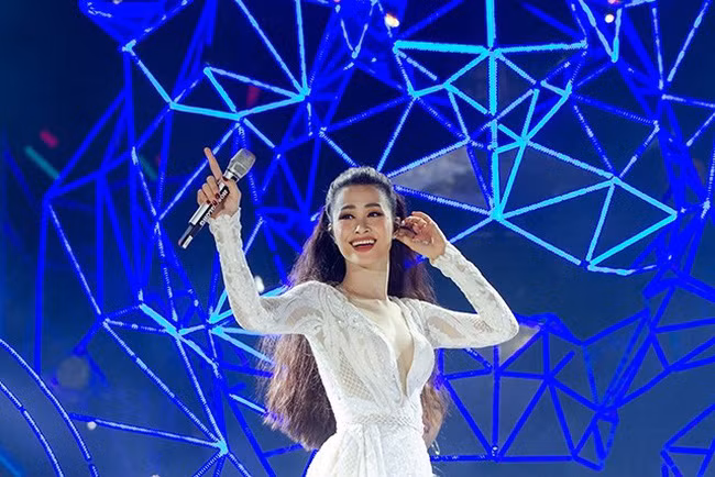 Trước khi kết hôn với Ông Cao Thắng, Đông Nhi đã vươn lên thành ca sĩ hạng A với mức thu nhập "khủng". Ảnh: VTV