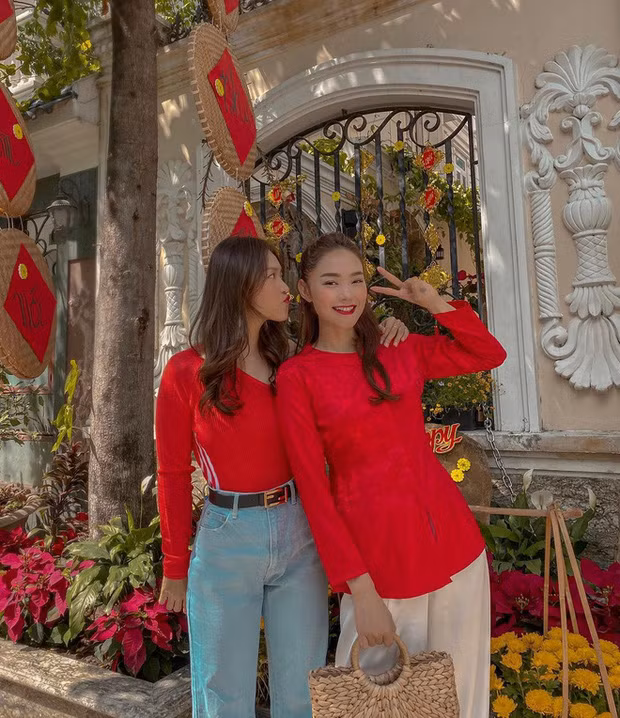 Trước cổng biệt thự có nhiều cây cảnh. Ảnh: Facebook