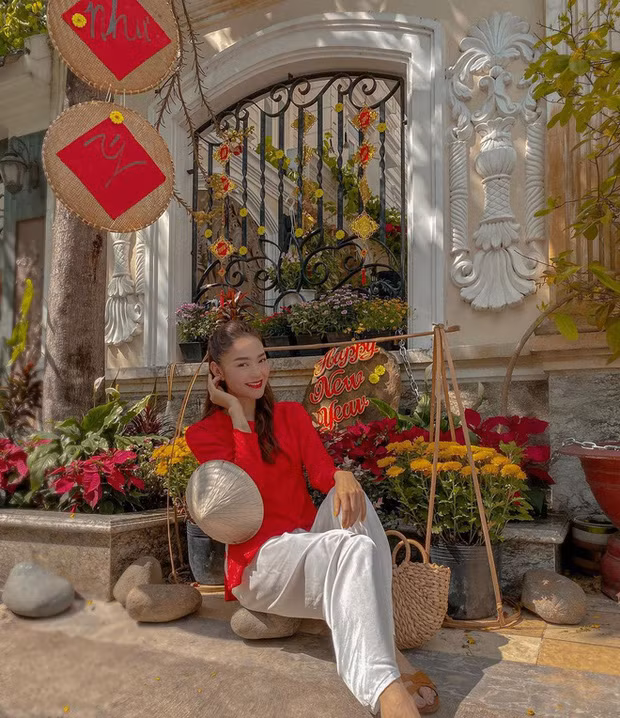 Mỗi dịp Tết đến, bên ngoài cổng còn được trang trí thêm nhiều hoa tươi. Ảnh: Facebook