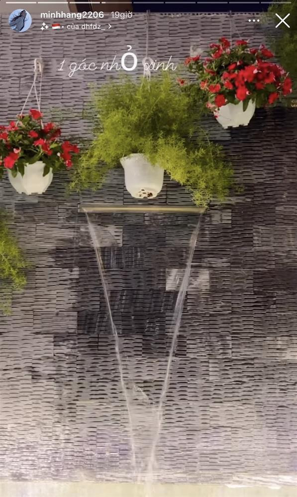 Một vài tiểu cảnh trong nhà được bày trí hoa lá đậm chất xuân. Ảnh: Instagram