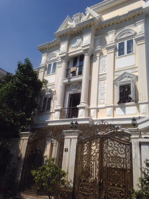 Căn biệt thự của Minh Hằng có màu trắng kem chủ đạo, điểm nhấn chính là sự bề thế, hoành tráng với 3 tầng lầu. Ảnh: Facebook