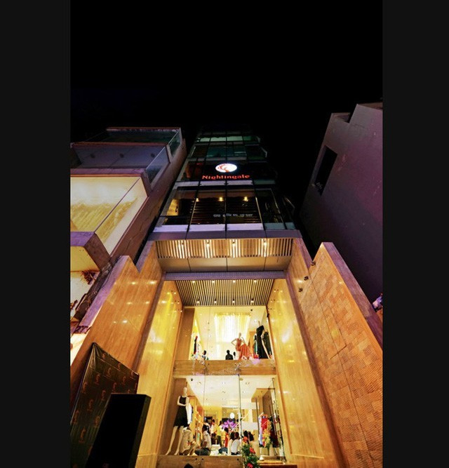 Mỹ Tâm sở hữu căn nhà 5 tầng tại trung tâm TP HCM. Cơ ngơicó mặt tiền rộng rãi, đồng thời là trụ sở công ty, cửa hàng thời trang và quán cà phê riêng do cô làm chủ. Ảnh: Internet