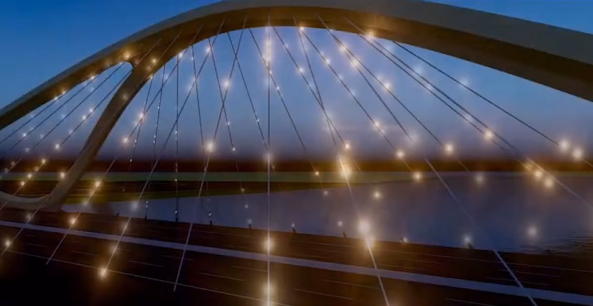 Cây cầu lung linh dưới ánh đèn buổi tối. Ảnh: Lao động