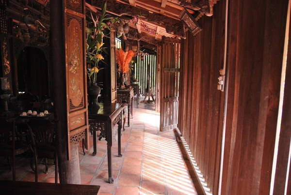 Phía trước nhà thiết kế theo kiểu song hồng, vừa tạo sự thoáng mát vừa giúp ngôi nhà đón ánh sáng mặt trời. Ảnh: thongtindulich