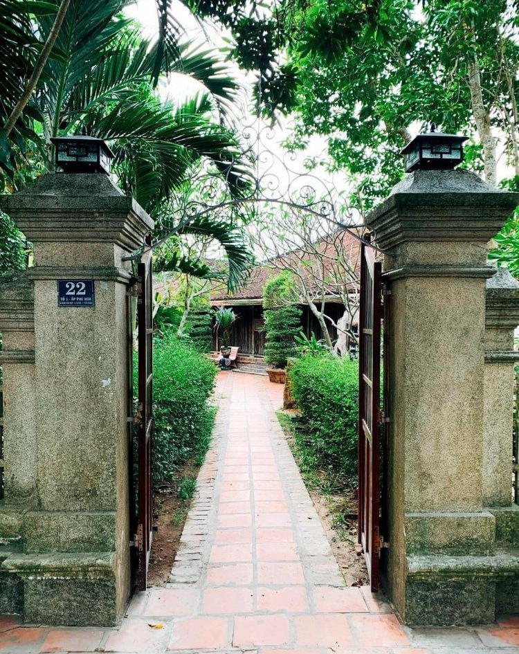 Cổng nhà từ thời xưa cũng được giữ lại, tô điểm cho khu vườn thêm ấn tượng. Ảnh: Thangcanh