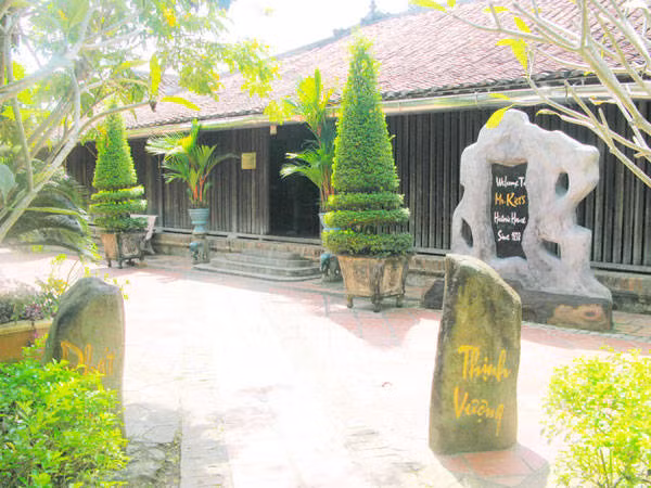 Ngôi nhà được xây dựng và hoàn tất năm 1838, có kiến trúc kiểu chữ Đinh với 3 gian, 2 chái, rộng gần 1.000m2. Ảnh: Priceline