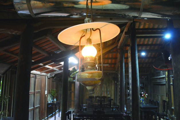 Đèn trong nhà là những chiếc đèn dầu quen thuộc của người Việt xưa. Ảnh: Internet