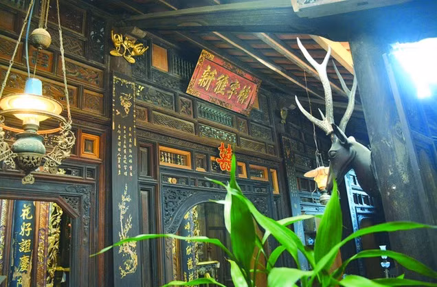 Các liễn đối bên trong và tranh treo tường đều được khảm xà cừ lộng lẫy. Ảnh: Internet