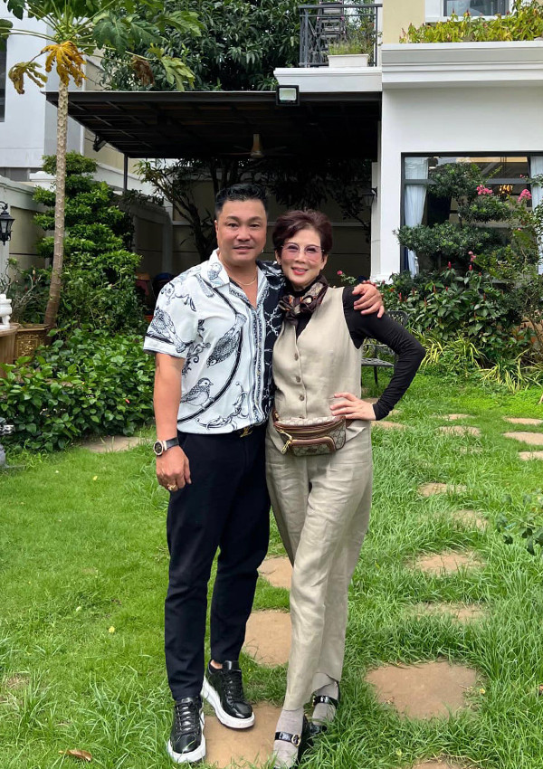 Biệt thự xa hoa 700m2 ở giữa Sài Gòn của tài tử Lý Hùng Biet thu xa hoa 700m2 o giua Sai Gon cua tai tu Ly Hung