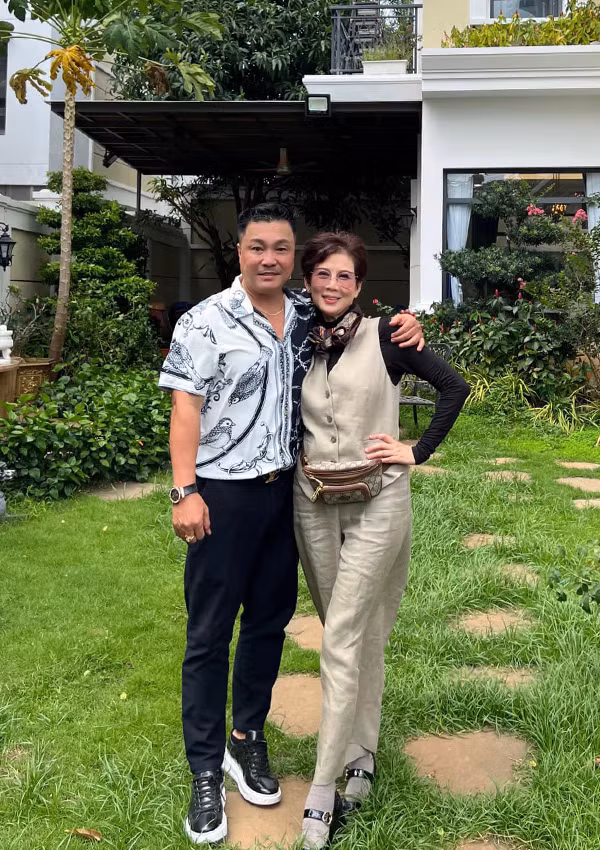 Biệt thự xa hoa 700m2 ở giữa Sài Gòn của tài tử Lý Hùng Biet thu xa hoa 700m2 o giua Sai Gon cua tai tu Ly Hung