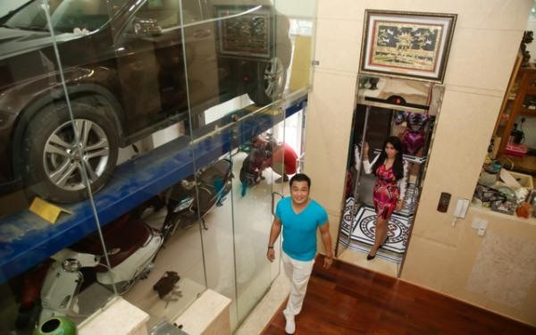 Hầm xe trong nhà Lý Hùng gồm 1 tầng để xe máy và một cầu nâng xe được anh đặt mua từ Mỹ đủ để đủ chỗ cho 2 xe hơi. Ảnh: Lao động