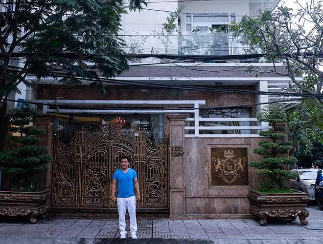 Trước đây, diễn viên Lý Hùng sống cùng gia đình trong một căn hộ, đồng thời là là trụ sở văn phòng của xưởng phim gia đình nằm trên đường 3/2, quận 10, TP HCM. Sau đó, Lý Hùng "tậu" riêng một căn biệt thự 3 tầng trong khu dân cư yên tĩnh ở quận Tân Bình. Ảnh: Lao động