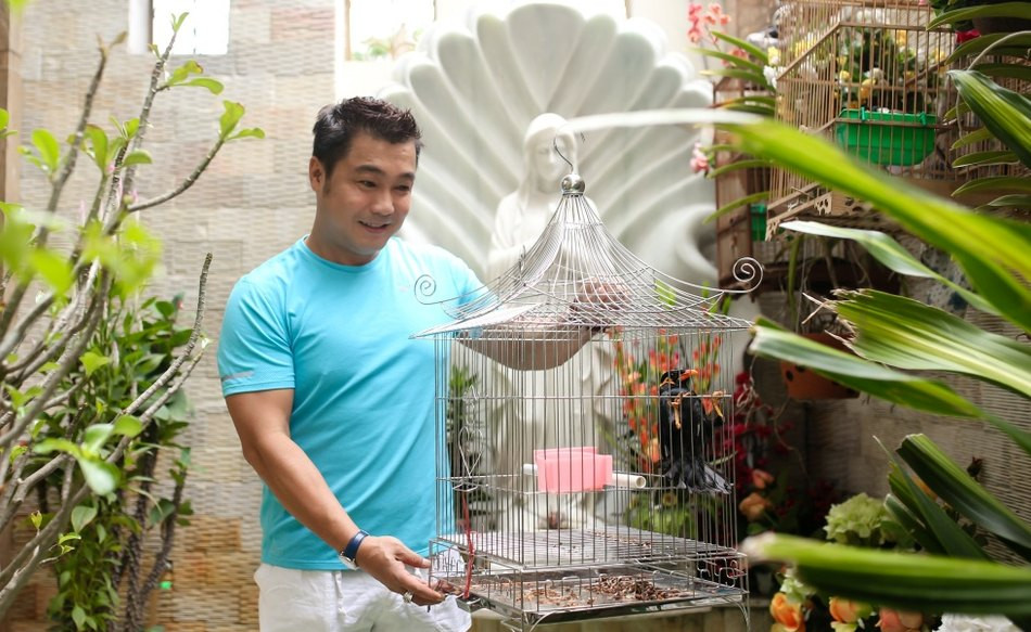 Tại khoảng sân trước nhà, Lý Hùng trồng cây, nuôi chim và cá. Ảnh: Zing