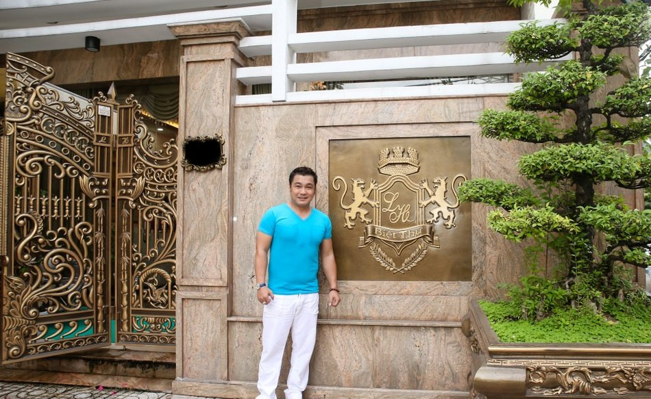  Biệt thự của Lý Hùng gồm một trệt và 2 lầu, sân thượng, có tổng diện tích sàn là 700 m2. Ảnh: Zing