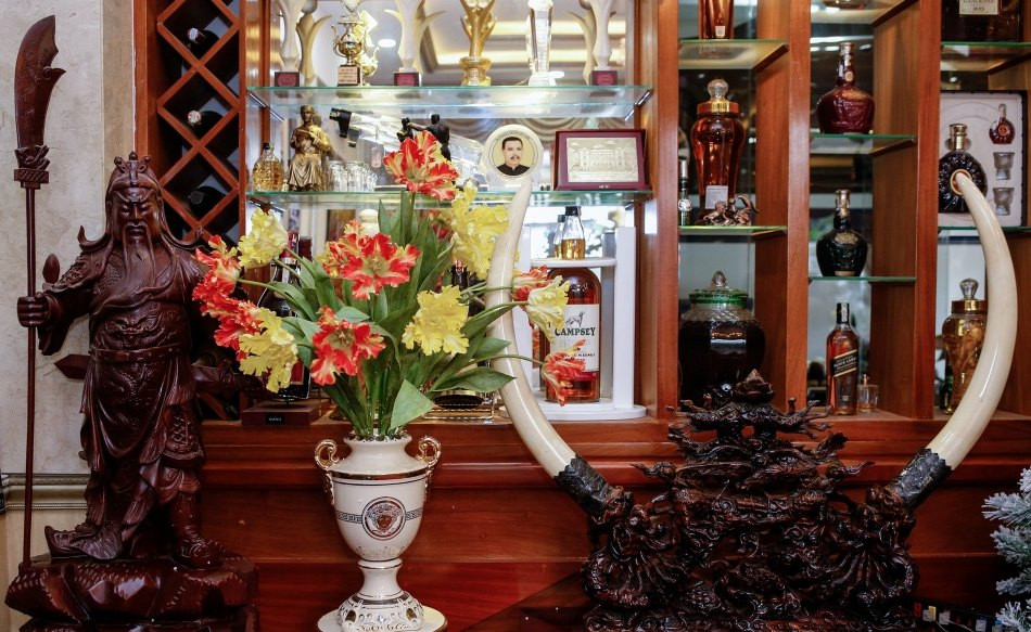 Trong phòng khách, tài tủ Lý Hùng trưng bày nhiều hình ảnh gia đình, giải thưởng mà các thành viên đạt được trong sự nghiệp diễn xuất. Ảnh: Zing