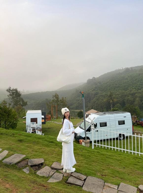 Qua loạt ảnh, dễ dàng thấy được khu đất của Ngọc Trinh ở Lâm Đồng không chỉ có diện tích vô rộng lớn mà còn được xây dựng hàng rào chắn, lát đá đẹp mắt.