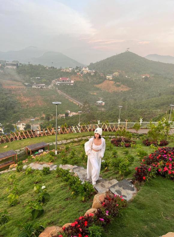 Trong khu đất cũng trồng nhiều cây xanh và hoa.