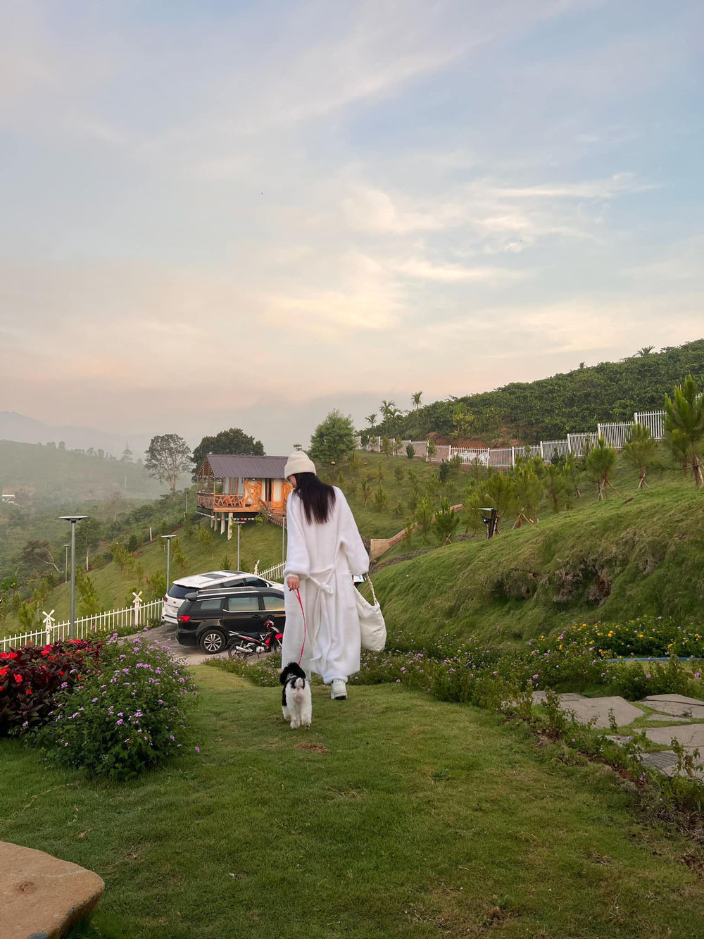  Khu đất mới tậu của Ngọc Trinh nằm trên một ngọn đồi thơ mộng.