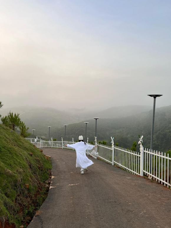 Ngọc Trinh thả dáng trong khu đất rộng "thẳng cánh cò bay".