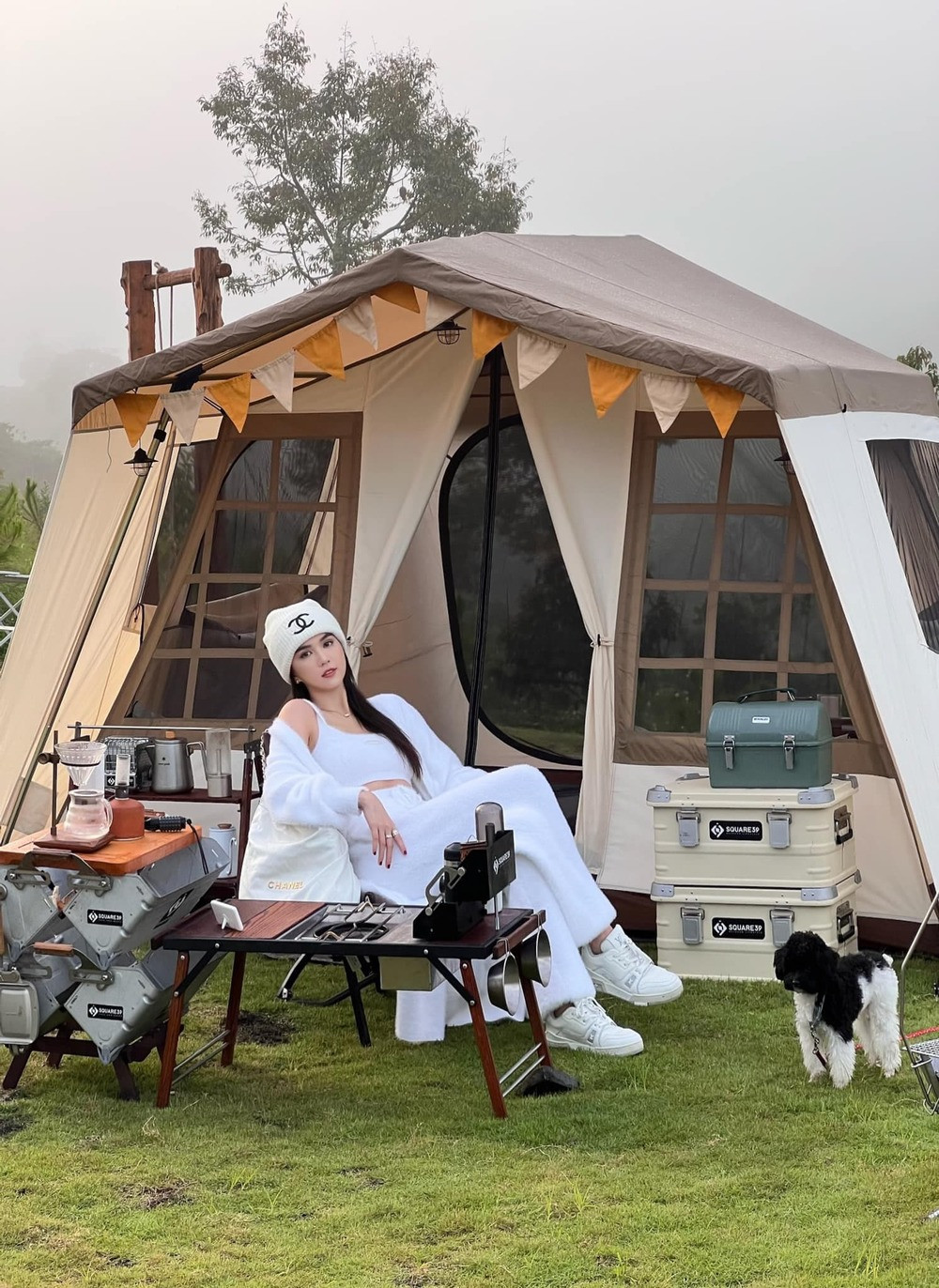 Người đẹp dựng lều nghỉ dưỡng cực chill tại khu đất của mình.