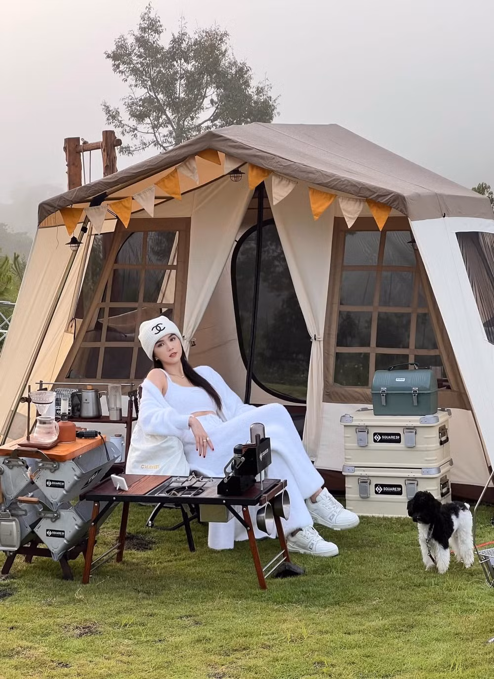 Người đẹp dựng lều nghỉ dưỡng cực chill tại khu đất của mình.