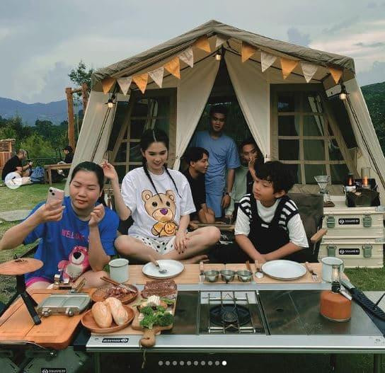 "Nữ hoàng nội y" cùng con nuôi và hội bạn cắm trại ở khu đất vừa tậu.