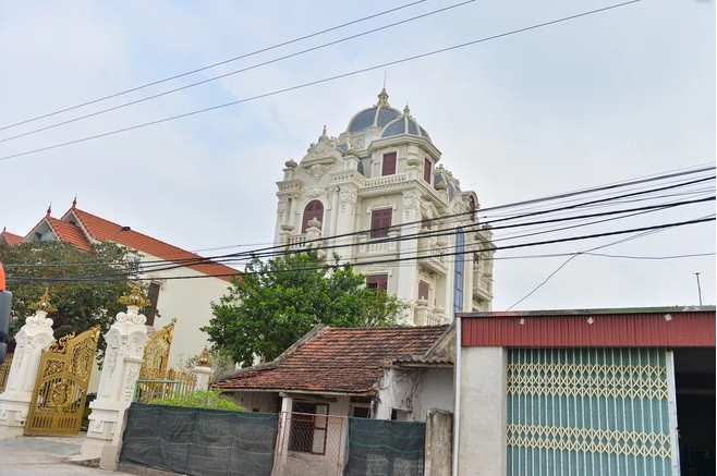 Những năm gần đây, nơi đây được người dân Hải Hậu ví là "làng tỷ phú" bởi những tòa lâu đài hàng chục tỷ đua nhau "mọc" lên. Ảnh: Nhịp sống Việt