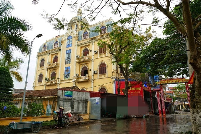 Lâu đài 4 tầng sơn màu vàng thuộc sở hữu của một tỷ phú chuyên buôn đồ cổ. Ảnh: Vietnamnet