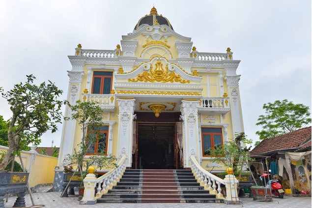 Một căn biệt thự 3 tầng nguy nga khác trong làng. Ảnh: Nhịp sống Việt