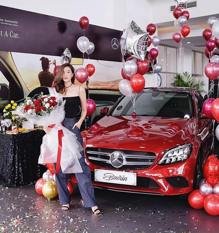 Xế hộp của Cao Thái Hà là Mercedes Benz C200 màu mận chín. Đây là dòng xế hộp được nhiều nghệ sĩ Việt yêu thích. Ảnh: Lao động