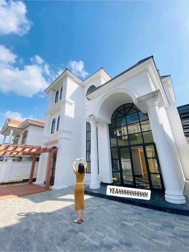 Trong khi đó, Lệ Quyên cũng tỏ ra không kém cạnh Hà Hồ khi sở hữu biệt thự dát vàng ở TP Thủ Đức, TP HCM. Ảnh: FBNV