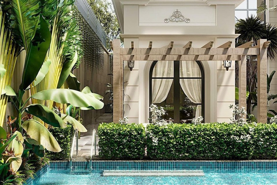 Biệt thự của Lệ Quyên rộng 337 m2, gồm một trệt và hai lầu. Bên ngoài có gam màu trắng, phảng phất nét cổ điển. Ảnh: FBNV