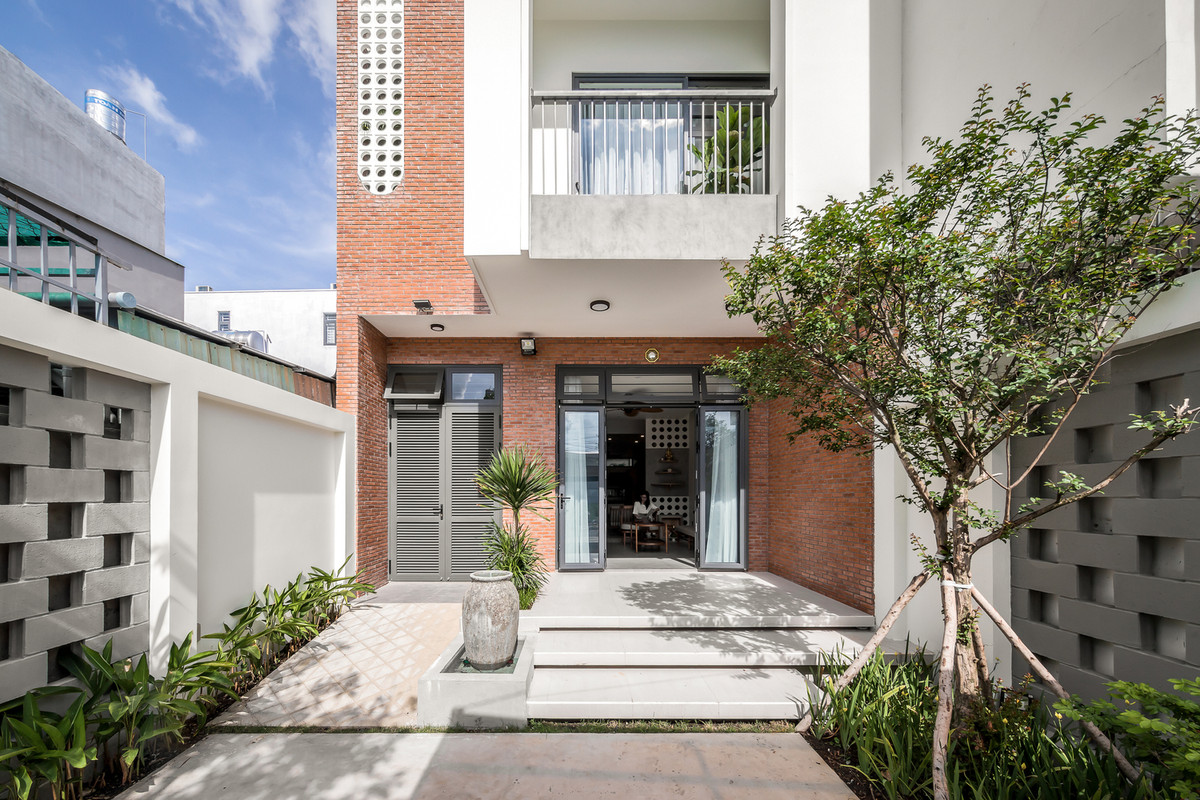 Dù vậy, căn nhà tận dụng sự đơn giản vẫn mang lại sự gần gũi với các vật liệu thô, không tinh chế.