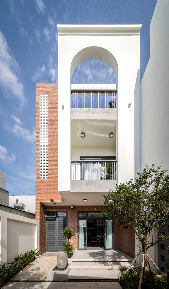 Ngôi nhà có thiết kế bên ngoài khác biệt so với những mẫu nhà phố thông thường.