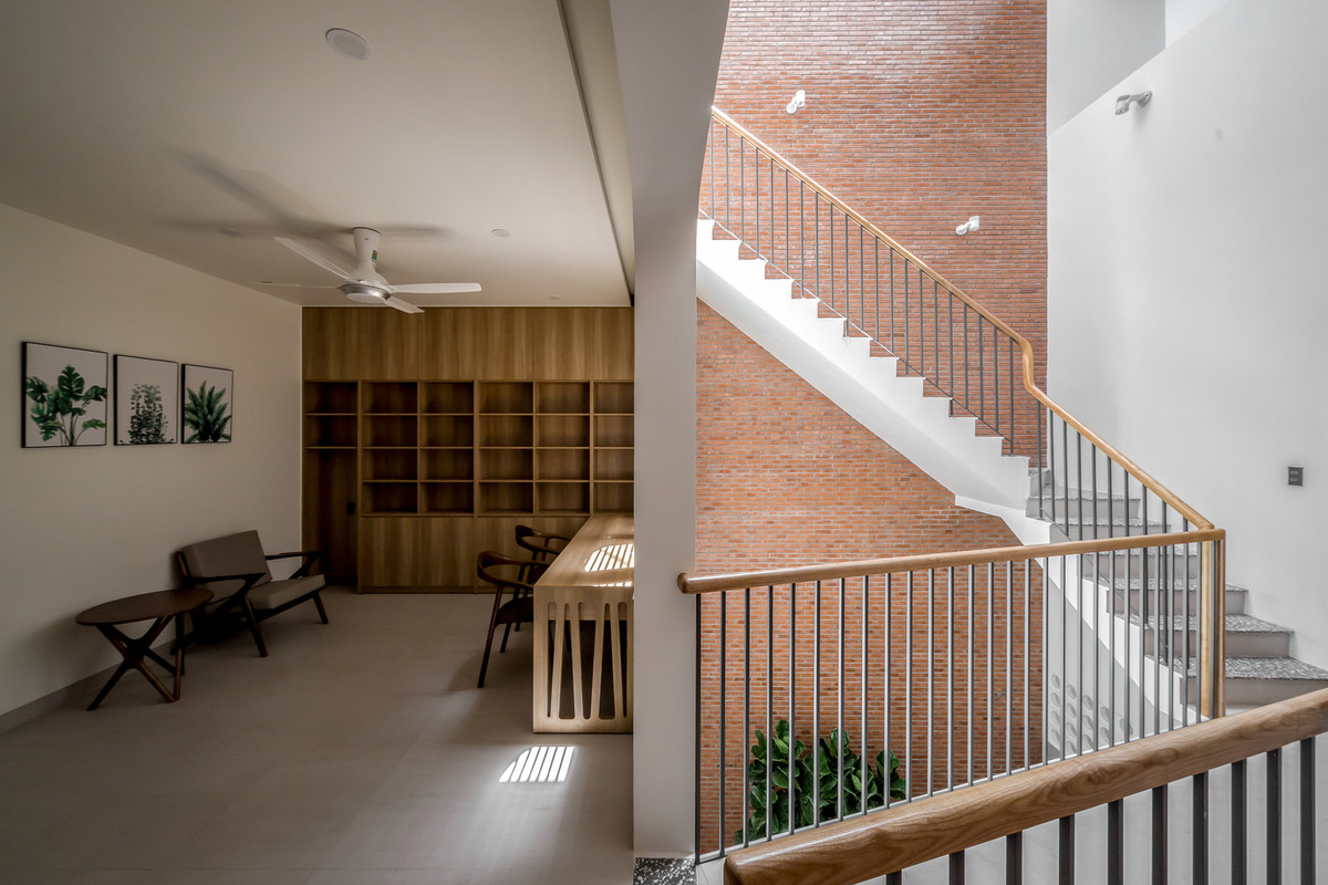 Cây cối dọc theo lối đi vào phòng, tạo ra bầu không khí trong lành.