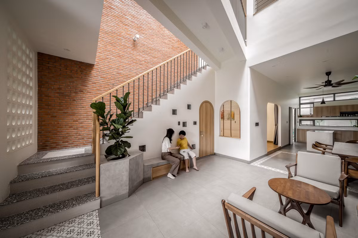 Các thành viên trong gia đình có thể tụ tập ở tầng trệt, ăn tối, xem phim, hoặc thậm chí có bạn bè đến để tận hưởng khoảnh khắc bên nhau.