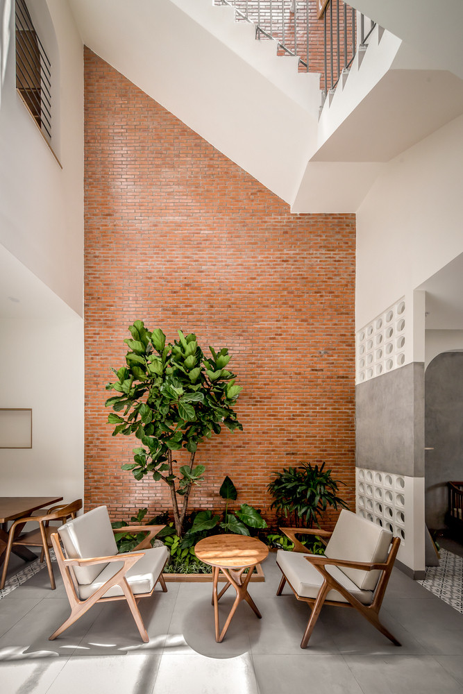 Nhà gồm 3 tầng, mỗi tầng đều có những tính năng riêng biệt nhằm thỏa mãn nhu cầu của chủ nhân.