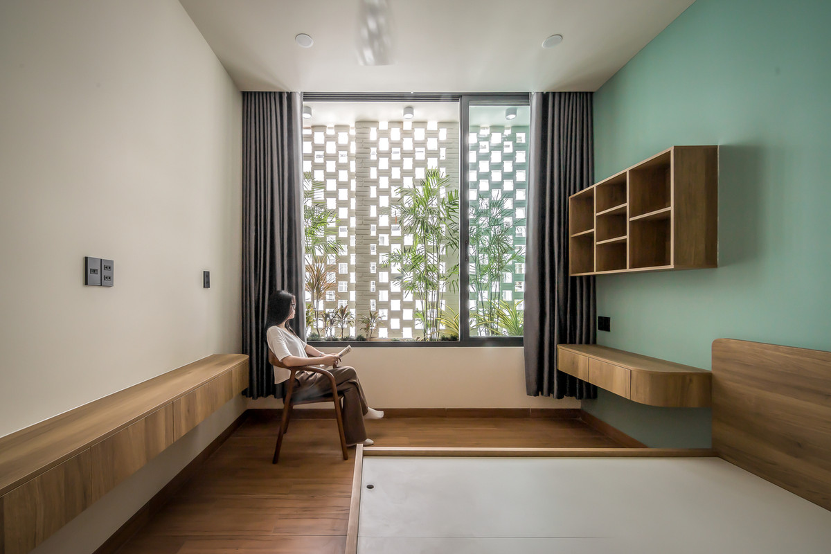 Không gian riêng tư được bố trí trên tầng 2, nơi có các phòng được phân chia.