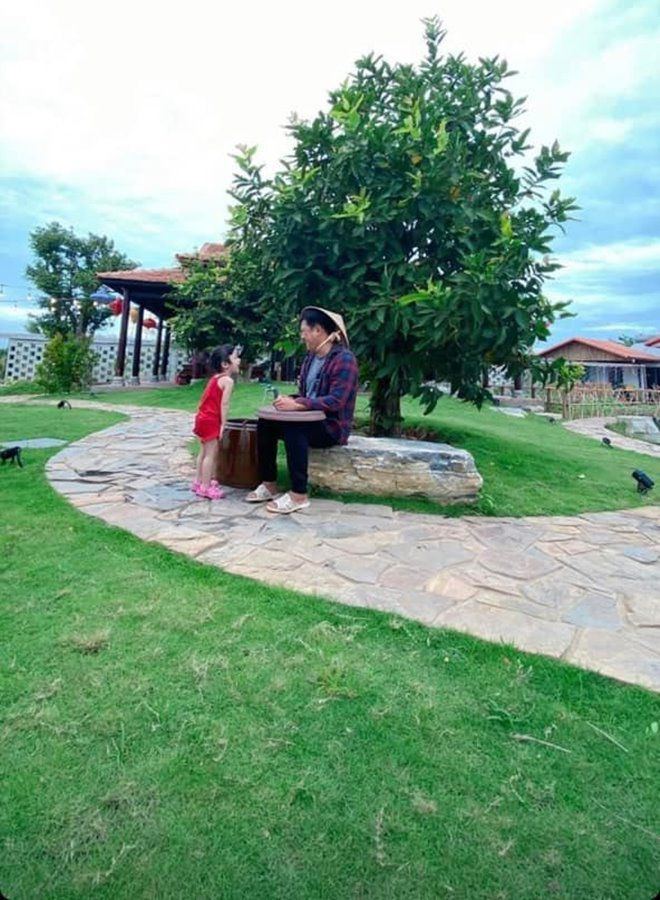 Được thiết kế như khu nghỉ dưỡng, nhà vườn của Trường Giang rộng rãi, thoáng mát.