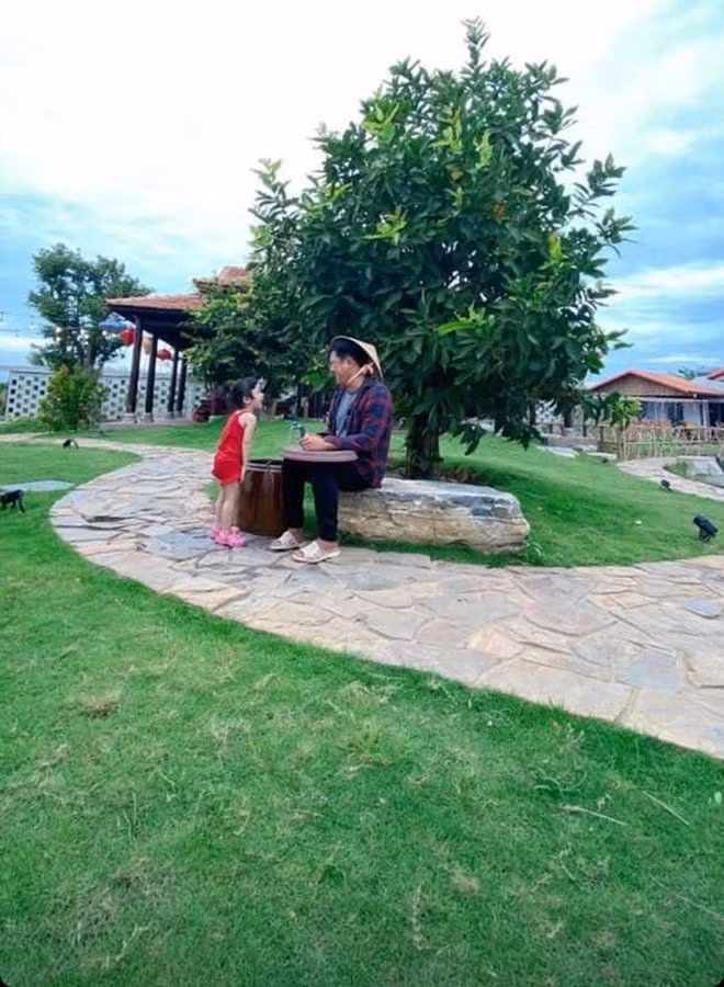 Được thiết kế như khu nghỉ dưỡng, nhà vườn của Trường Giang rộng rãi, thoáng mát.