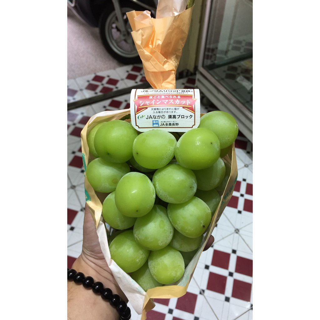Với mức giá đắt đỏ cộng với mỗi chùm chỉ được khoảng 20-30 quả, phần lớn khách hàng mua nho mẫu đơn Nhật Bản để đi biếu. Ảnh: VOV