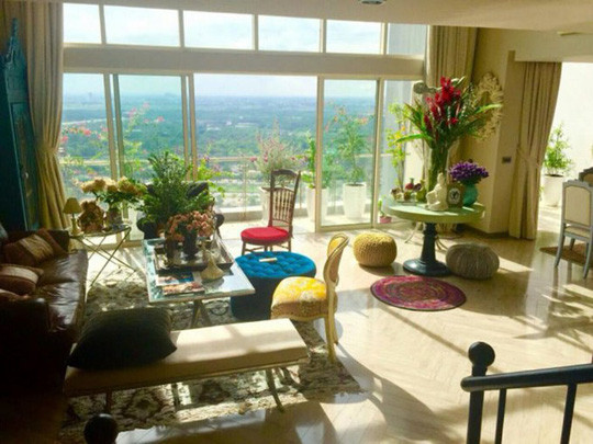 Căn hộ có tầm nhìn hướng ra toàn thành phố với cửa kính sát sàn và ban công đầy cây xanh. Ảnh: NLĐ