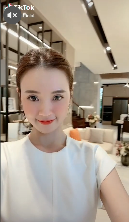 Chỉ vài giây ngắn ngủi song khán giản đã tinh mắt nhận ra giá trị "khổng lồ" trong căn hộ của Midu. Ảnh chịp màn hình