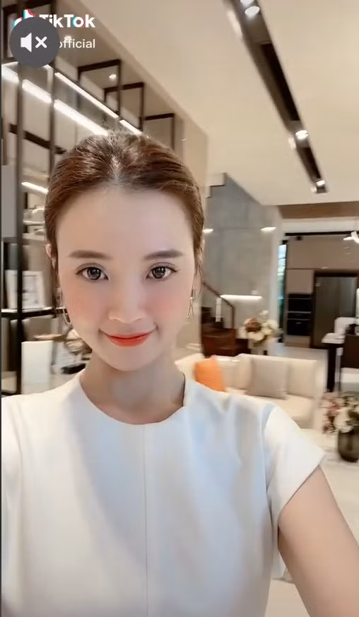 Chỉ vài giây ngắn ngủi song khán giản đã tinh mắt nhận ra giá trị "khổng lồ" trong căn hộ của Midu. Ảnh chịp màn hình