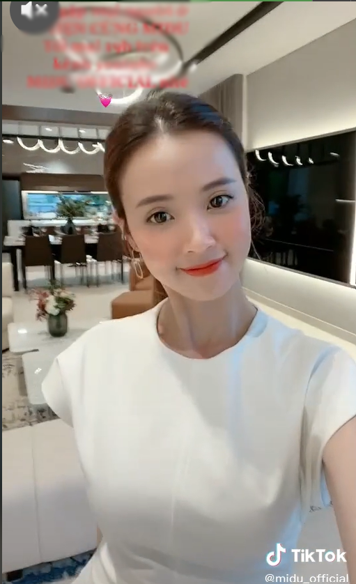 Không chỉ có không gian rộng rãi, thoáng mát mà các đồ dùng nội thất và cách bày trí trong căn nhà đều rất hiện đại và sang trọng. Ảnh chịp màn hình