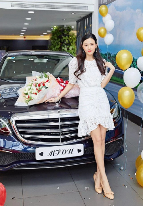 Ngoài ra, Midu cũng có nhiều xe hơi tiền tỷ như Audi A4 (1,6 tỷ đồng), Mercedes (2 tỷ đồng)... Ảnh: FB Midu